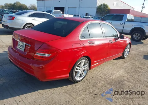 2013 Mercedes-Benz C 250 Sport z USA, uszkodzony, nr VIN WDDGF4HB2DR296379